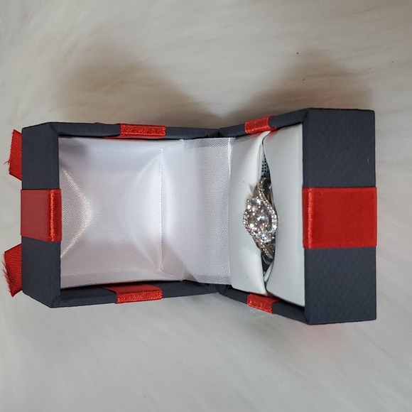 ❤White Sapphire Ring NWT ❤ - Picture 3 of 6